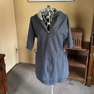 Covington short-sleeve, gray fitted hoodie